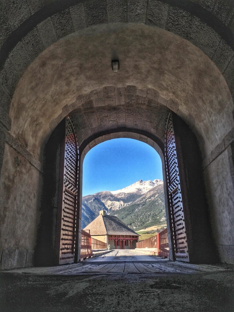 La porte d'entrée de Mont Dauphin, village fortifié proche d'Eygliers