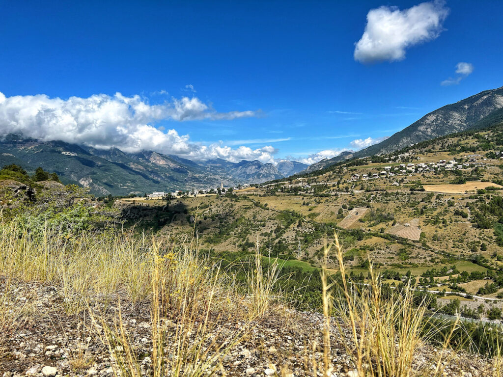 Vue sur Eygliers depuis le Simoust